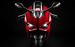 Красный мотоцикл Ducati Panigale v2 вид спереди