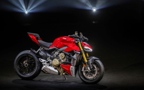 Стильный красный байк Ducati V4 Streetfighter, 2020 в свете софитов