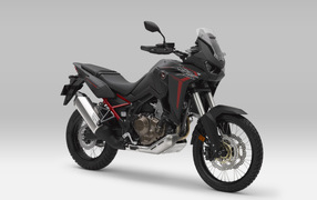 Черный мотоцикл Honda CRF1100L Africa Twin, 2021 года на сером фоне