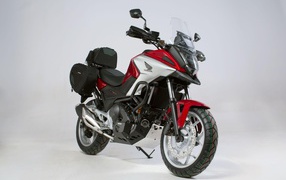 Мотоцикл Honda NC750X, 2021 года на сером фоне