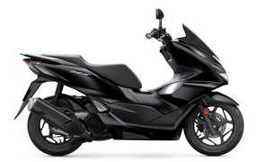 Черный скутер Honda PCX125 на белом фоне
