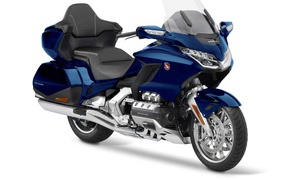 Синий мотоцикл Honda Gold Wing  на белом фоне