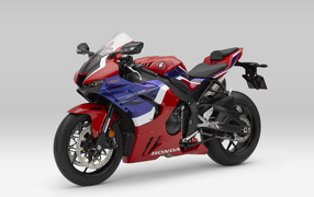 Мотоцикл Honda CBR1000RR-R Fireblade на сером фоне