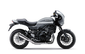 Черный мотоцикл Kawasaki Z900RS Cafe на белом фоне