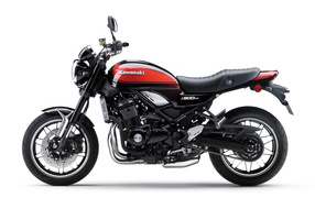 Черный мотоцикл Kawasaki Z900RS на белом фоне