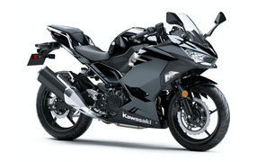 Большой мотоцикл Kawasaki Ninja 400 на белом фоне