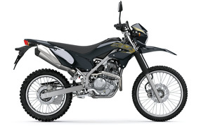 Гоночный мотоцикл Kawasaki KLX230 на белом фоне