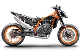 Мотоцикл KTM 890 Duke R, 2020 года на белом фоне