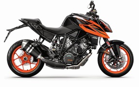 Большой мотоцикл KTM 890 Duke R, 2021 года на белом фоне