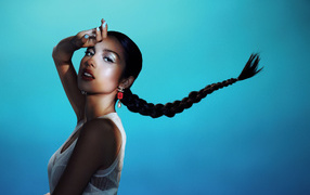 Американская певица Оливия Родриго на голубом фоне