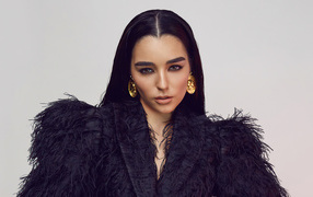 Австралийская певица Индиана Массара в черном наряде