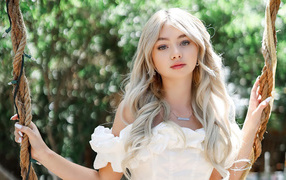 Красивая блондинка певица Сисили Роуз