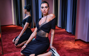 Красивая певица Дуа Липа в черном платье на полу