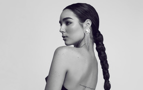 Красивая певица Индиана Массара на сером фоне