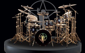 Большая барабанная установка на черном фоне