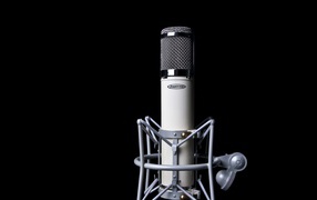 Конденсаторный микрофон на черном фоне