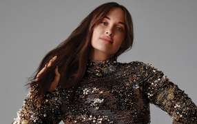 Кантри певица Кейси Масгрейвс на сером фоне