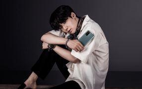 Участник группы BTS Suga на сером фоне