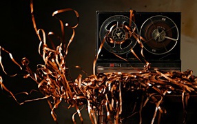 Старый бобинный магнитофон с лентой