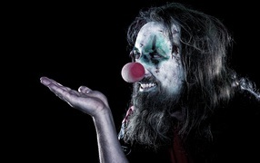 Страшный мужчина клоун на черном фоне 