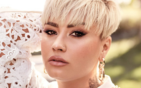 Певица Деми Ловато с короткой стрижкой