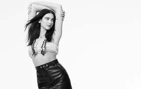 Певица Дуа Липа на белом фоне, черно-белое фото