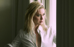 Певица Кэти Перри стоит у окна