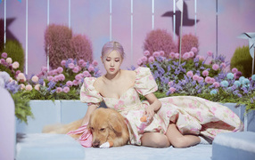 Певица Лиса Манобан с золотистым ретривером