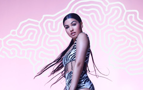 Певица Mabel  на розовом фоне