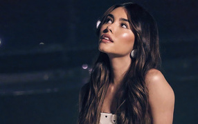 Певица Мэдисон Бир смотрит в сторону