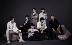 Южнокорейский бенд BTS с телефонами самсунг