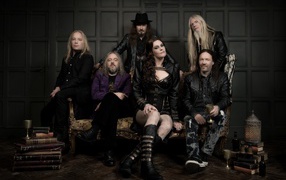Состав группы Nightwish сидит на диване