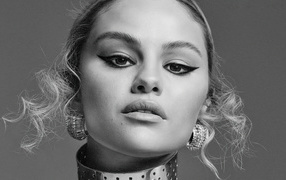 Лицо певицы Селена Гомес на сером фоне