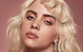 Молодая блондинка Билли Айлиш лицо на розовом фоне