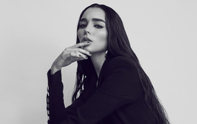 Молодая певица Индиана Массара в черном наряде