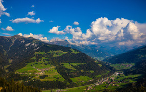 Красивый вид на гору под голубым небом с голубыми облаками 