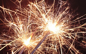 Зажженные бенгальские огни крупным планом 