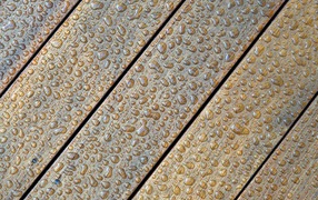 Капли дождя на деревянном столе 