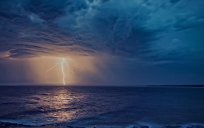 Белая молния рассекает небо в море 