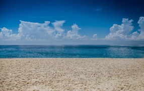 Следы на мокром песке у моря 