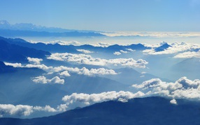 Красивые белые облака над вершинами гор 
