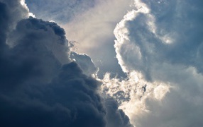 Солнце пробивается сквозь густые белые облака