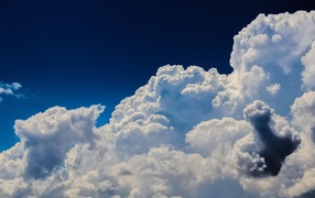 Густые белые облака в голубом небе 