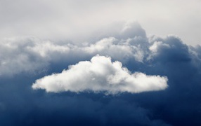 Белые облака в грозовом небе 