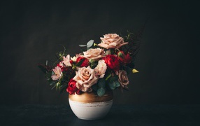 Букет роз в вазе на черном фоне 