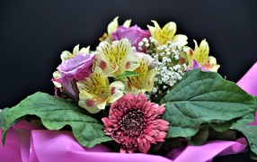 Красочный букет из цветов розы, альстромерии и герберы