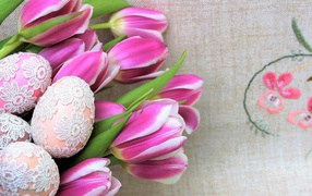 Кружевные пасхальные яйца с тюльпанами