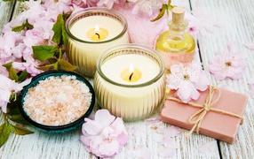 Две свечи, соль, мыло и цветы с маслом для SPA