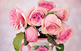 Увядшие розовые розы в вазе 