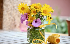 Желтые и розовые полевые цветы в вазе